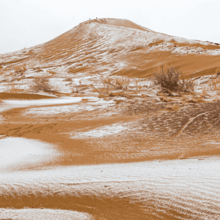 El desierto de Arabia Saudita se cubre de nieve por primera vez