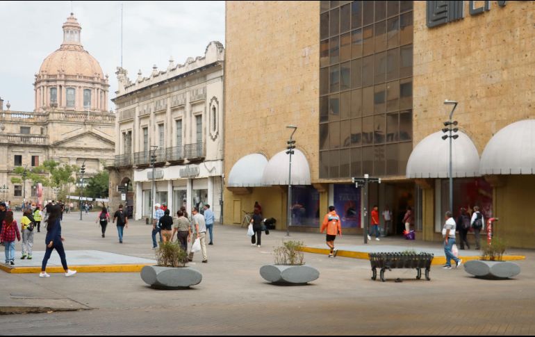 El Gobierno de Guadalajara instaló barreras físicas para restringir el acceso vehicular y proteger la seguridad de los peatones. ESPECIAL