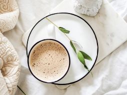 El neurólogo Brandon Crawford aconseja agregarle dos especias a tu taza de café. Unsplash.