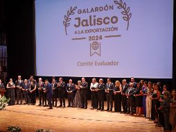 Claudia Villaruel Enríquez, directora general de Comercio Exterior de la Secretaría de Desarrollo Económico, reconoció a las mujeres, hombres y trabajadores de las empresas que están en las líneas de producción de cada una de las compañías. EL INFORMADOR/ H. Figueroa.