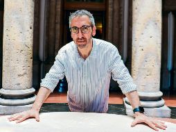 El director de la OFJ José Luis Castillo, posa desde el Teatro Degollado. EL INFORMADOR