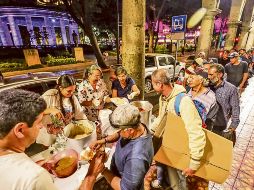 Además del Gobierno estatal, los ciudadanos dan su respaldo a las personas “sin techo”. En la foto, un grupo de tapatíos regala comida a todos en el Centro. EL INFORMADOR/ A. Navarro
