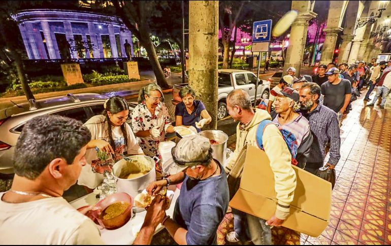 Además del Gobierno estatal, los ciudadanos dan su respaldo a las personas “sin techo”. En la foto, un grupo de tapatíos regala comida a todos en el Centro. EL INFORMADOR/ A. Navarro