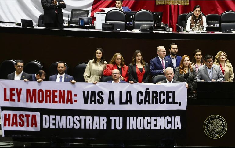 Legisladores se manifestaron ayer en la tribuna de la Cámara Baja. EL UNIVERSAL