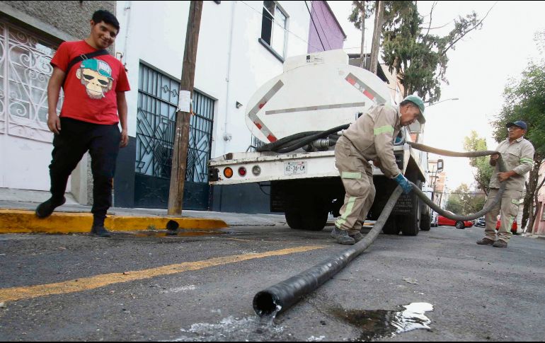 Ante la falta de agua, algunos distribuidores particulares podrían incrementar el precio de cada pipa; autoridades llaman a reportar irregularidades. EL INFORMADOR/ Archivo
