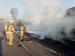 Personal de la Unidad Estatal de Protección Civil y Bomberos de Jalisco, así como del municipio de Zapotlanejo, trabajan en labores de enfriamiento. ESPECIAL/ Protección Civil