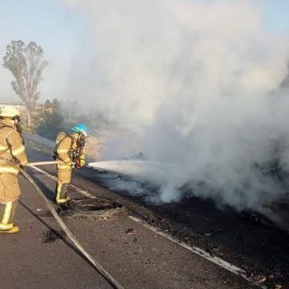 Cierran Autopista Guadalajara – Morelia tras fuerte choque entre dos camiones
