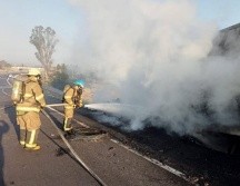 Personal de la Unidad Estatal de Protección Civil y Bomberos de Jalisco, así como del municipio de Zapotlanejo, trabajan en labores de enfriamiento. ESPECIAL/ Protección Civil
