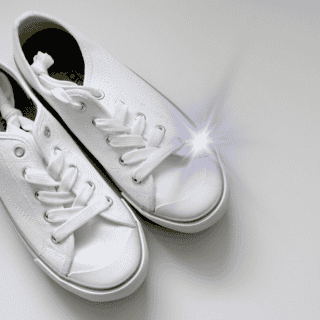 Así puedes dejar tus tenis de tela blancos con remedios caseros