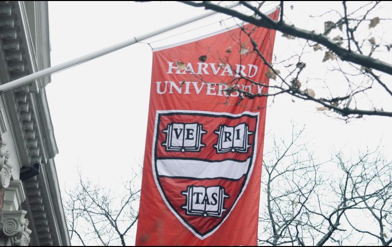 Gracias a la tecnología y a una mentalidad de inclusión educativa, Harvard continúa atrayendo a estudiantes con ambiciones de superación y aprendizaje. ESPECIAL/ Foto de Manu Ros en Unsplash