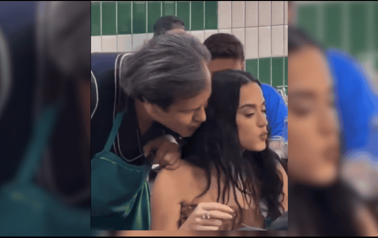 En redes sociales rápidamente decenas de fanáticos estallaron por el momento incómodo por el que tuvo que pasar Perry. ESPECIAL.