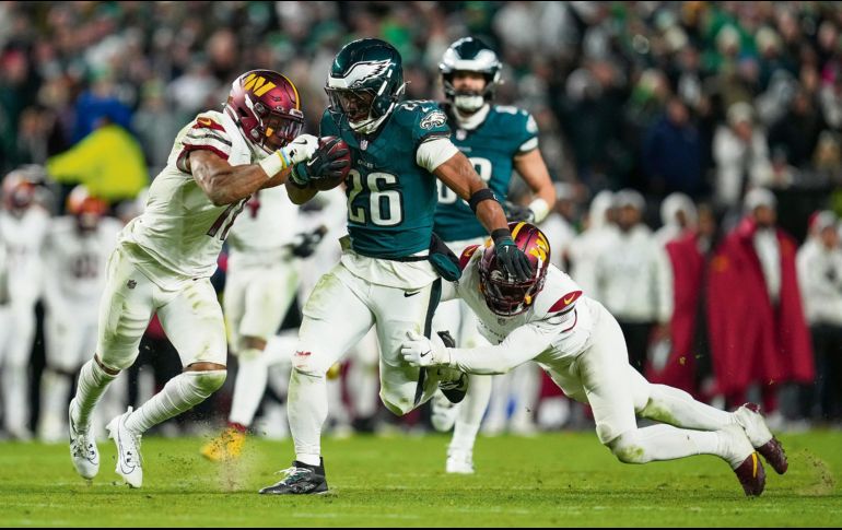 Saquon Barkley (#26) consiguió dos anotaciones por tierra en el último cuarto. AFP