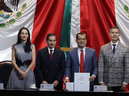 Este viernes, el Secretario de Hacienda y Crédito Público, Rogelio Ramírez de la O (de negro, en medio), entregó el Paquete Económico 2025 al presidente de la Mesa Directiva de la Cámara de Diputados, Sergio Gutiérrez. SUN / C. Mejía