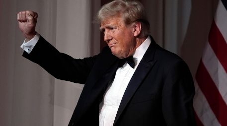 El presidente electo Donald Trump alza un puño tras hablar durante una gala del America First Policy Institute. ARCHIVO / AP Foto