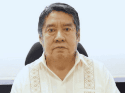 El exfuncionario mide un metro con 62 centímetros, es de tez morena clara, ojos café oscuro y su cabello corto, algo canoso. ESPECIAL