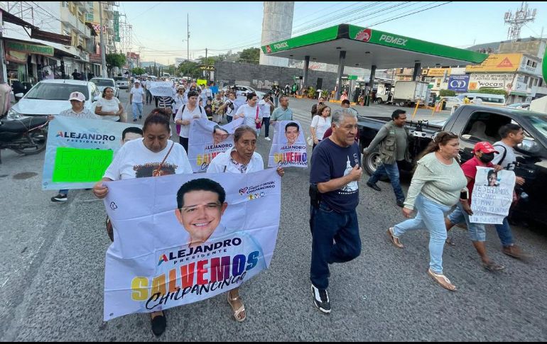 Personas vestidas de blanco y con pancartas marchan para pedir justicia por la muerte de Alejandro Arcos Catalán, a 40 días de su asesinato en Guerrero. SUN/A. De Dios.
