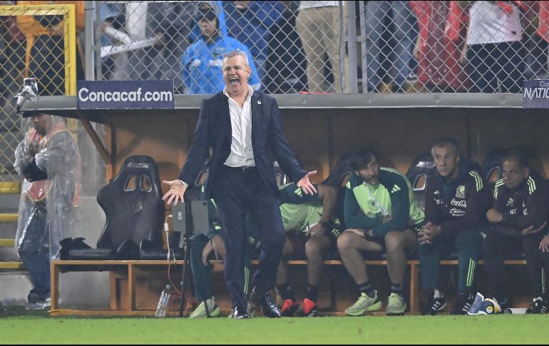 Durante prácticamente todo el partido, la tribuna que se encontraba justo detrás de la banca mexicana, se metió con el timonel azteca, lo insultó, le arrojó objetos y de paso el propio “Vasco” les llegó a responder con insultos y señas, por lo que los ánimos siempre estuvieron calientes. IMAGO7