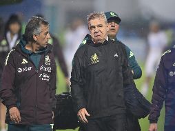 El director técnico Javier “Vasco” Aguirre, recibió un botellazo al finalizar el encuentro. IMAGO7