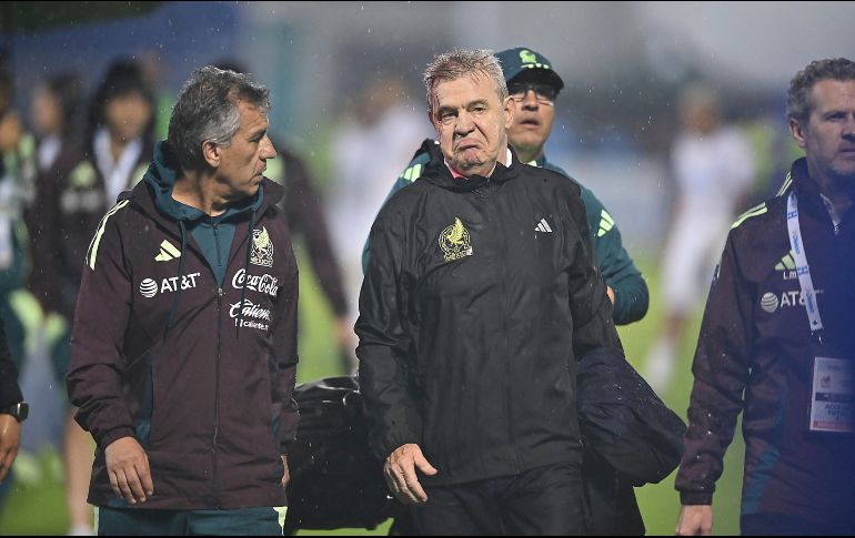 El director técnico Javier “Vasco” Aguirre, recibió un botellazo al finalizar el encuentro. IMAGO7