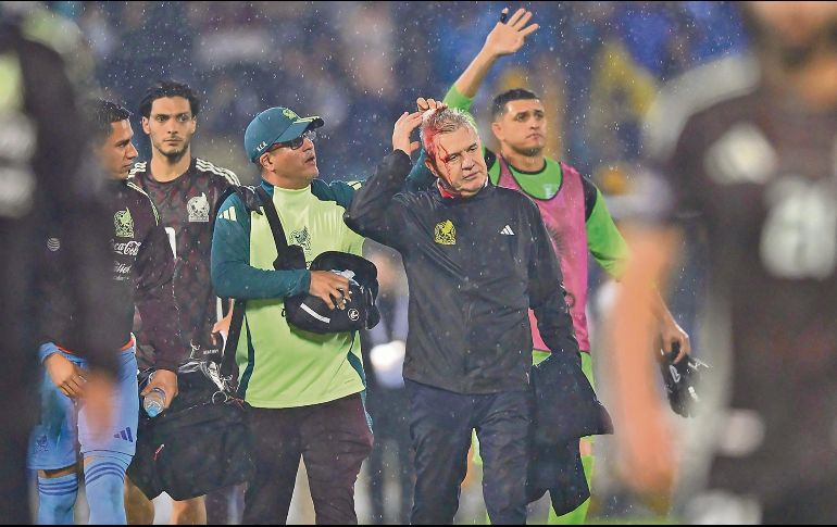 Javier Aguirre fue lesionado en la cabeza con una lata que se lanzó desde las gradas del Estadio Francisco Morazán, después de que su equipo cayera ante Honduras. IMAGO7