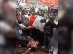 Según testigos y videos que rápidamente se hicieron virales en redes sociales, la tienda se tornó en caos debido a que todos querían llevarse las pantallas. ESPECIAL / X