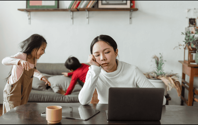 Esta situación, cada vez más común, puede generar agotamiento físico y emocional, afectando tanto la salud de las madres como su bienestar general. CANVA