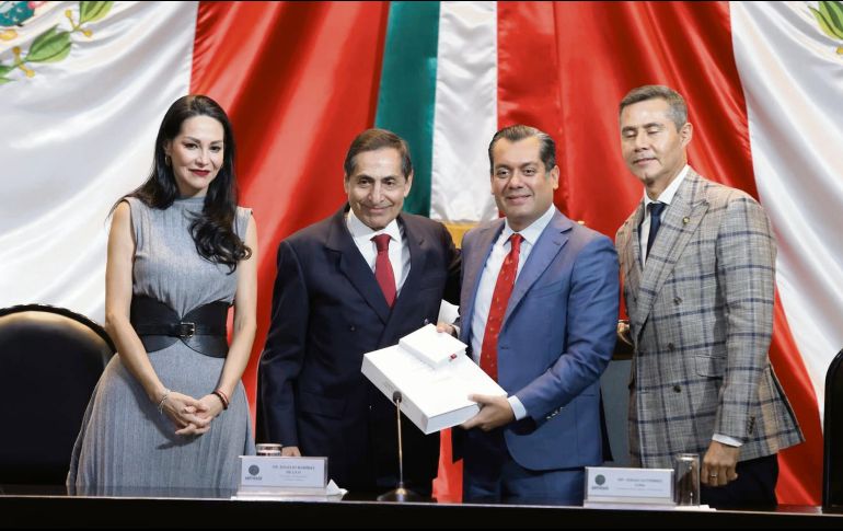 El titular de Hacienda, Rogelio Ramírez de la O, entregó el viernes el paquete económico a la Mesa Directiva de la Cámara de Diputados. EL UNIVERSAL