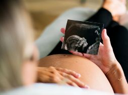 El hipotiroidismo ocurre cuando la tiroides, una glándula ubicada en el cuello, no genera la cantidad necesaria de hormonas tiroideas (T3 y T4). CANVA