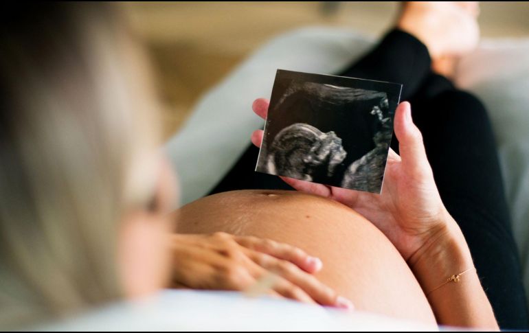 El hipotiroidismo ocurre cuando la tiroides, una glándula ubicada en el cuello, no genera la cantidad necesaria de hormonas tiroideas (T3 y T4). CANVA