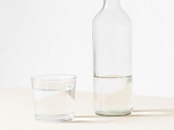 El agua es el componente químico principal del cuerpo y representa aproximadamente del 50 % al 70 % del peso corporal. ESPECIAL/ Foto de Laura Mitulla en Unsplash