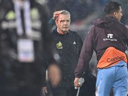 Javier Aguirre, luego de sufrir un impacto con un objeto lanzado durante la Liga de Naciones de la Concacaf en el estadio Morazán. IMAGO7