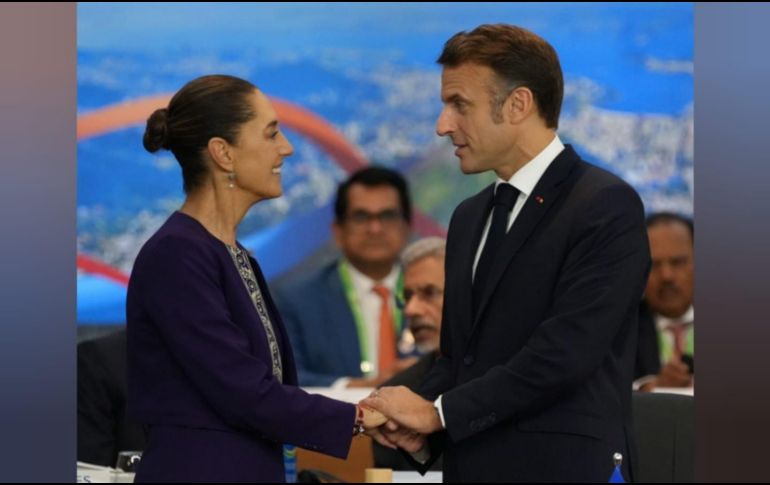 Macron se acercó a saludar a la Presidenta, dándole un caluroso saludo de mano. EFE / Guerra