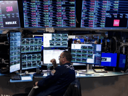 La Bolsa de Nueva York cerró este miércoles con ganancias, impulsada por las declaraciones del presidente Donald Trump, quien desmintió tener intenciones de destituir al titular de la Reserva Federal (Fed), Jerome Powell. AFP / ARCHIVO