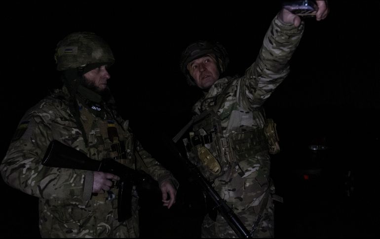 Soldados de la Defensa Aérea Territorial de Ucrania en el sur de Kiev protegiendo durante la noche la infraestructura de la ciudad de posibles ataques rusos. EFE/M. Senovilla