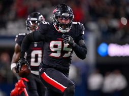 El ala defensiva de los Texans de Houston, Derek Barnett, corre con el balón para anotar en una recuperación de balón suelto. AP Foto/J. Miron