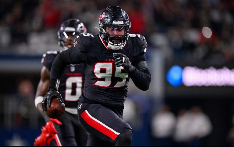 El ala defensiva de los Texans de Houston, Derek Barnett, corre con el balón para anotar en una recuperación de balón suelto. AP Foto/J. Miron