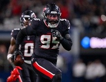 El ala defensiva de los Texans de Houston, Derek Barnett, corre con el balón para anotar en una recuperación de balón suelto. AP Foto/J. Miron