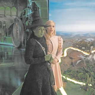 Danna y Ceci de la Cueva reavivan su romance con “Wicked”