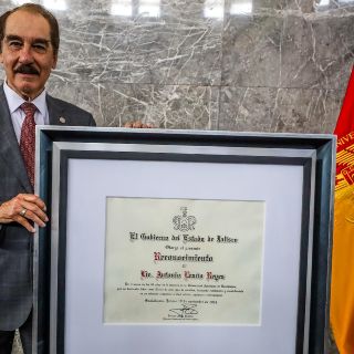 Reconocen a Antonio Leaño Reyes por aniversario de UAG