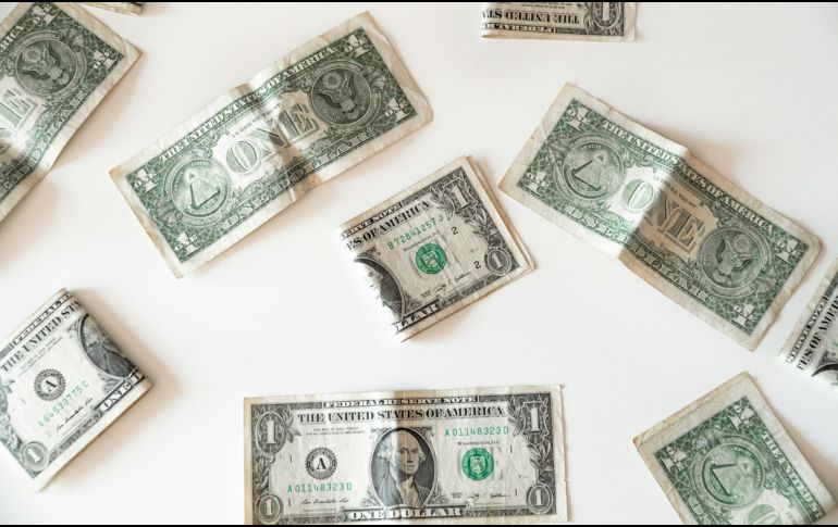 En la última semana, el dólar ha experimentado una caída del 2.37%. Unplash