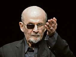 El novelista indio-británico ofreció una conferencia sobre su libro “Knife: Meditations After an Attempted Murder”, en Berlín, en mayo de 2024. AFP