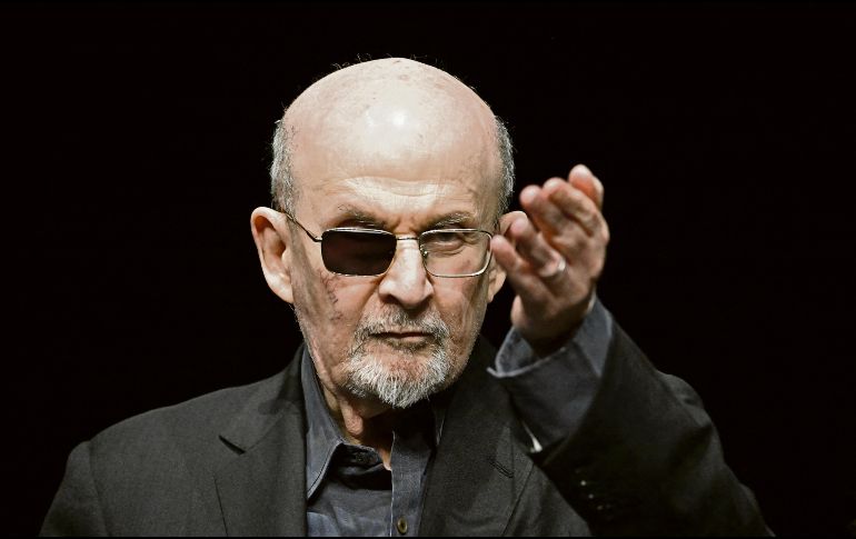 El novelista indio-británico ofreció una conferencia sobre su libro “Knife: Meditations After an Attempted Murder”, en Berlín, en mayo de 2024. AFP