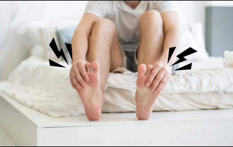 La fascitis plantar ocurre cuando la fascia plantar, una banda gruesa de tejido que recorre la planta del pie desde el talón hasta los dedos, se inflama o sufre microdesgarros. CANVA