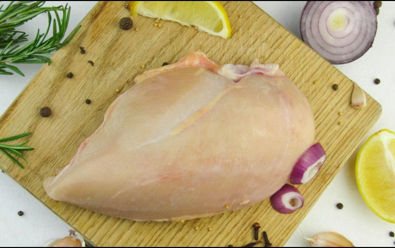 Según Aviagen, empresa de la industria avícola, la raza del pollo es otro elemento que influye en su pigmentación. ESPECIAL/ Foto de Karyna Panchenko en Unsplash