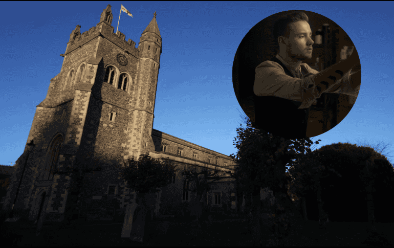 Los funerarios llevaron el ataúd azul oscuro con asas plateadas, coronado con rosas blancas, a la iglesia de 800 años de antigüedad para el funeral privado. ESPECIAL/EFE/N. HALL.