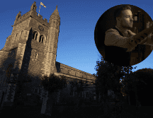 Los funerarios llevaron el ataúd azul oscuro con asas plateadas, coronado con rosas blancas, a la iglesia de 800 años de antigüedad para el funeral privado. ESPECIAL/EFE/N. HALL.