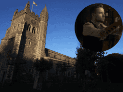 Los funerarios llevaron el ataúd azul oscuro con asas plateadas, coronado con rosas blancas, a la iglesia de 800 años de antigüedad para el funeral privado. ESPECIAL/EFE/N. HALL.