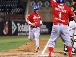 Alfredo Hurtado corre hacia home impulsado por un sencillo de Tirso Ornelas en la cuarta entrada. CORTESÍA/Charros de Jalisco