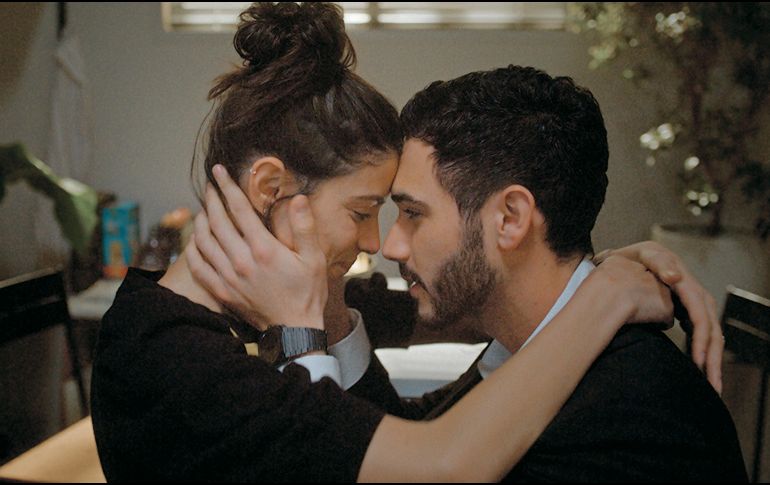 Bárbara López y Alex Speitzer, en una escena de la cinta mexicana “Straight”. CORTESÍA