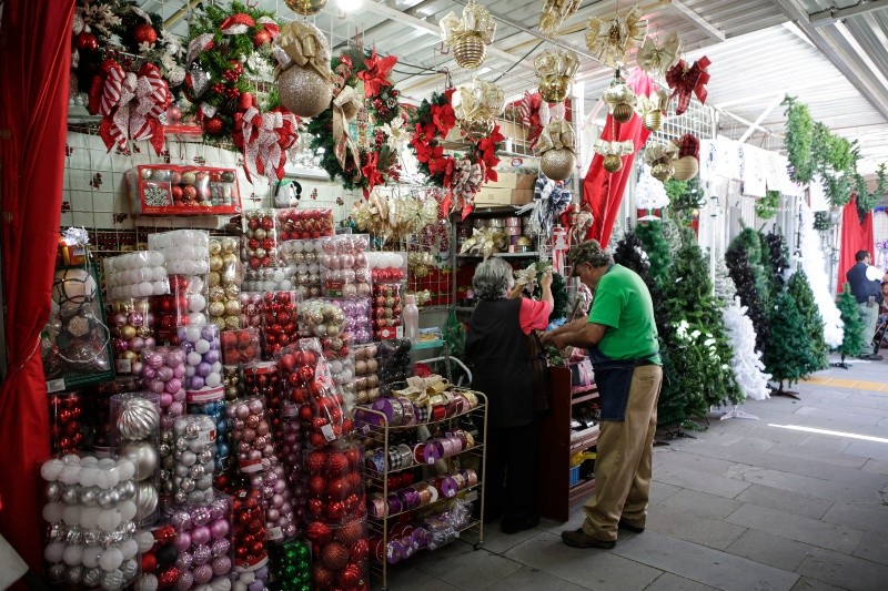 Los tapatíos acuden a esta tianguis por adornos, esferas, luces de navidad, pinos, nacimientos y más. EL INFORMADOR / ARCHIVO 